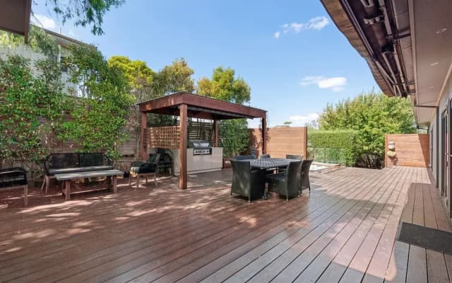 Luxurious 3-bed Home With Outdoor Spa - photo 5