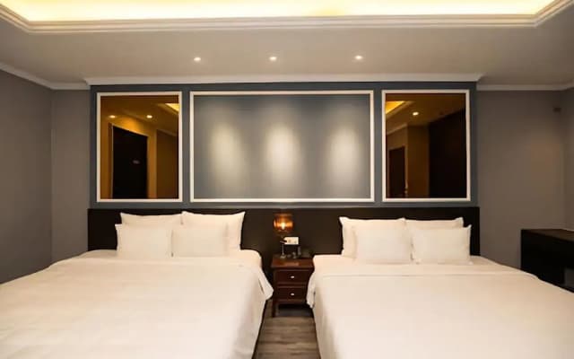 Skylark Boutique Hotel - photo 2