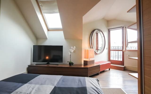 Pelicanstay Montaigne Apartments - photo 2