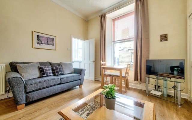 Bright and Airy Apartment in Newington - photo 3