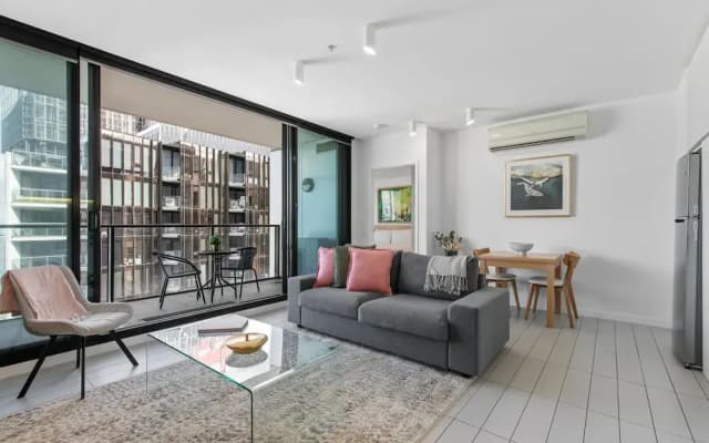 Chic 1-bed With Harbour Views & Pool by Tram Line - photo 3