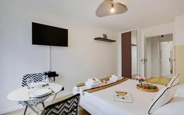 Buttes Chaumont - Sunny 2P apartment - photo 2
