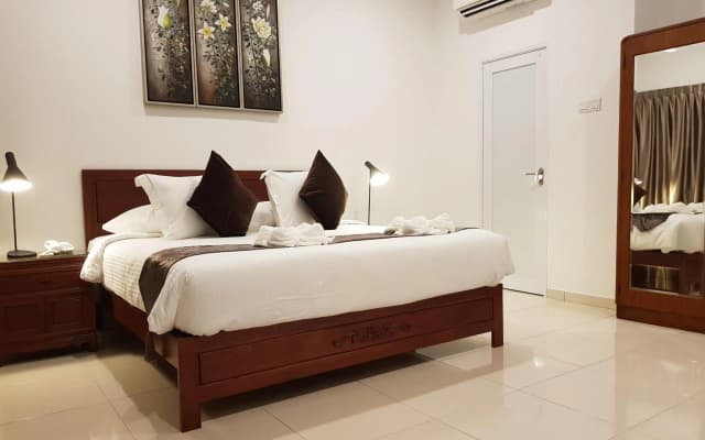 Heeren Straits Hotel - photo 3