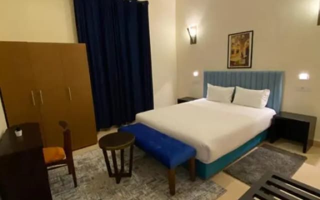 Comfy Colonial Apartments - photo 3