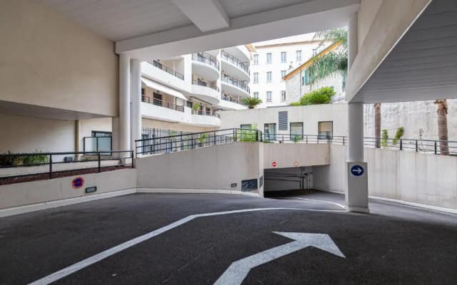 Nice 1 Bedroom downtown Carré d'Or with garage - photo 2