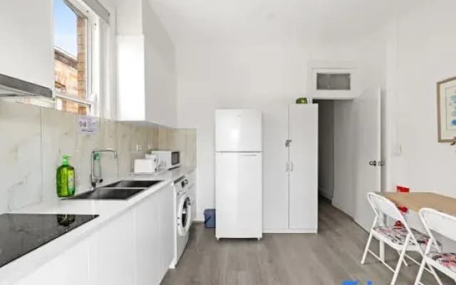 Private Room – Right by Campus & Main Street Amenities - photo 5