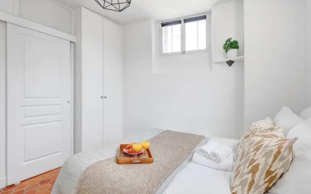 Bright 1BR Bastille Getaway - 4 Guests - photo 4