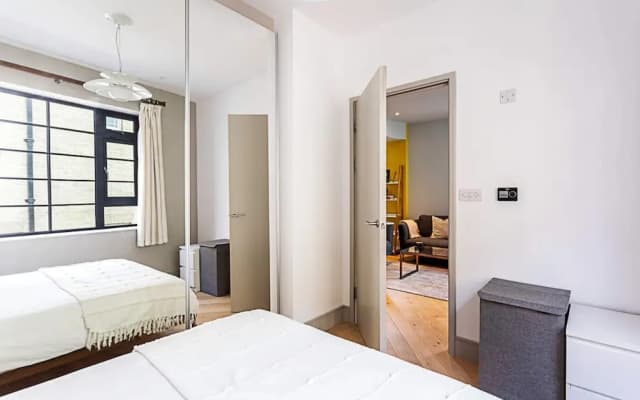 Modern Brentford Flat - photo 2
