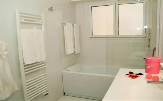 55 m2 with balcony in the 6th arrondiss. - photo 3
