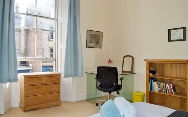 Spacious Flat in Central Stockbridge - photo 5