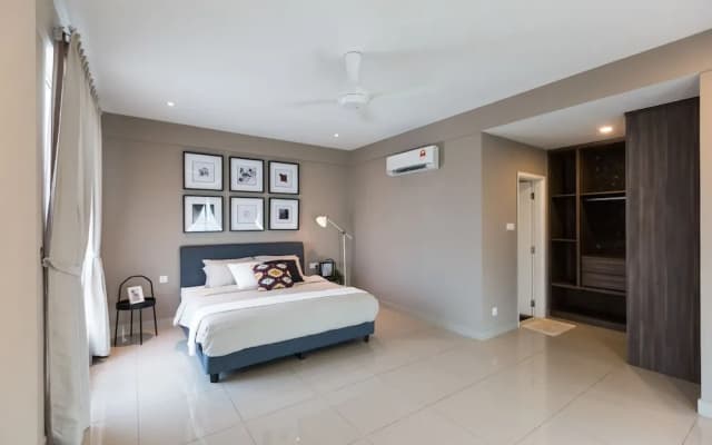 Spacious Seaview Suite - photo 5