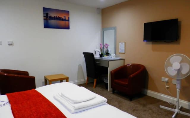Heathrow Traveller B&B - photo 4
