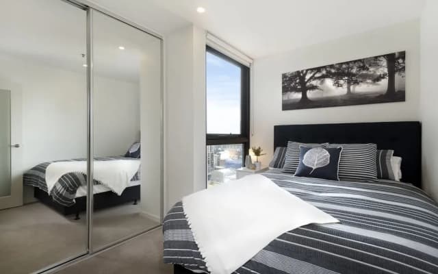 Modern 3 Bdr Apt Sutherland St - photo 2