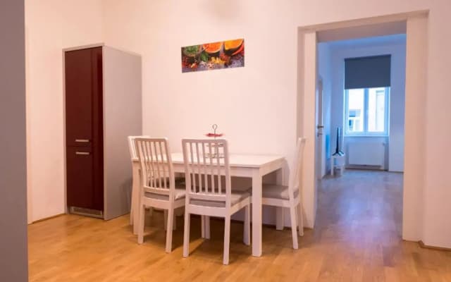 Charming Flat & Balcony near CentralStation Apt 5 - photo 3
