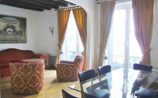 One-Bedroom Apartment Downtown - photo 3