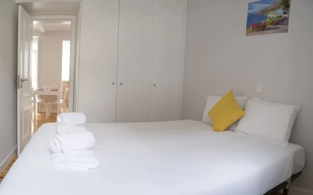 Funky Two Bedroom Apartment - photo 2