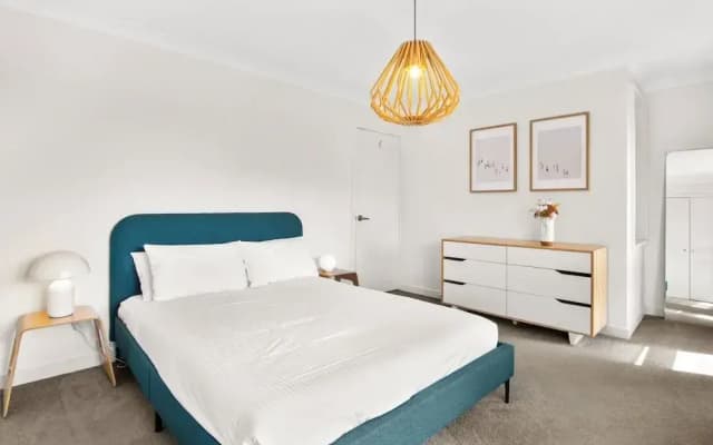 Family Friendly 3-bed With Courtyard & Parking - photo 5