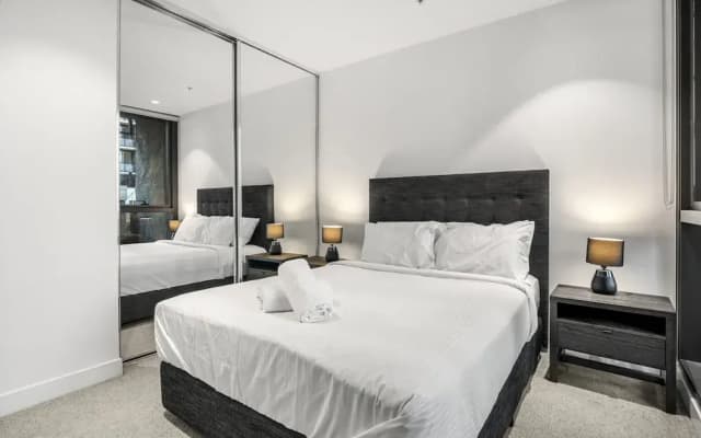 Chic 1-bed South Melbourne Unit With Pool & Gym - photo 2