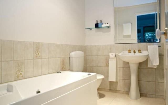 Yarra Glen Racecourse Apartments - photo 3