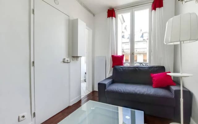 Quaint Apartment With Rooftop Views of Montmarte - photo 3