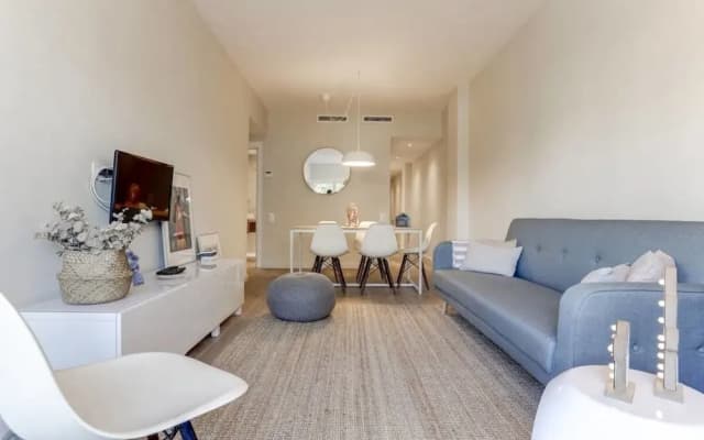 Stylish 4 bed Apt in the Center - photo 3