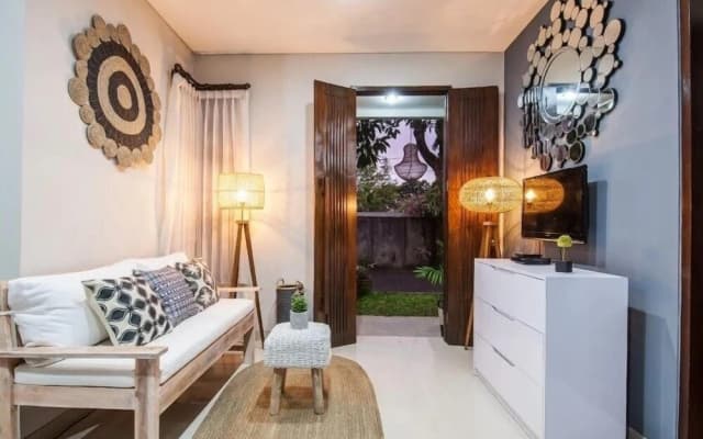 Cecilya Balian Stylish 3 Bedroom House near Beach at City Center - photo 5