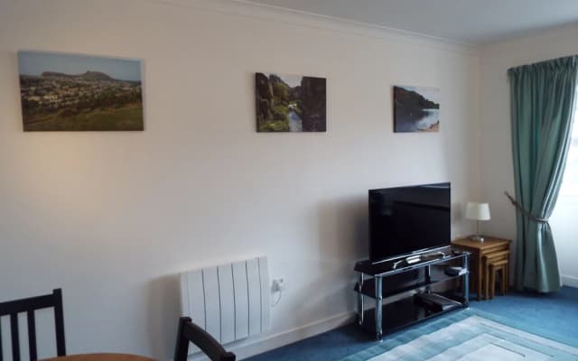 Ideal Central Edinburgh location with free on-site private parking - photo 3