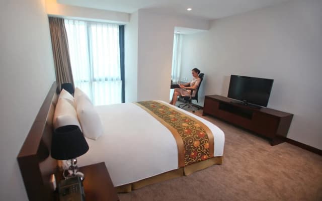 Crowne Plaza West Hanoi Residences - photo 5