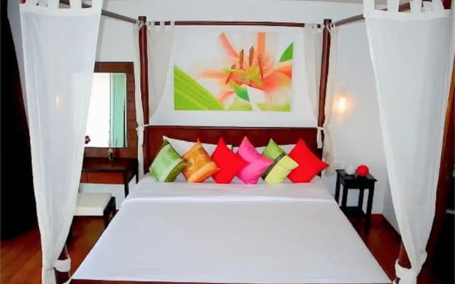 Sunrise 3 bedrooms Modern Apartment In Nai Harn - photo 3