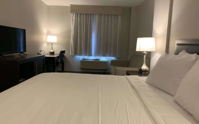 Wingate by Wyndham JFK Airport/Far Rockaway - photo 2
