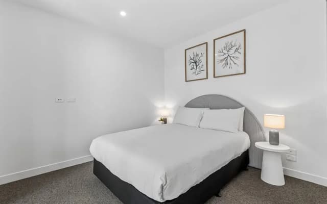 Elegant 1-bed by Shops With Rooftop Swimming Pool - photo 3