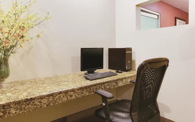 La Quinta Inn & Suites JFK Airport - photo 4
