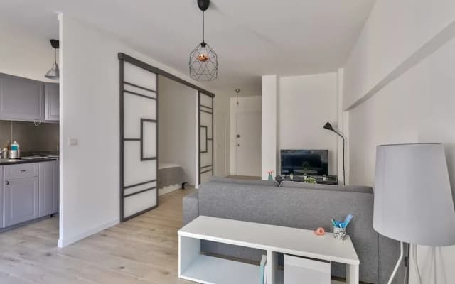 Charming 2 Room Apartment With Balcony - Paris 8ème - photo 4