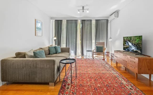 Charming Inner-city Stay- Space, Style & Location - photo 5