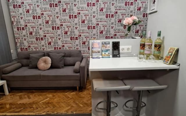 6-Pack Apartment in the Party District - photo 2