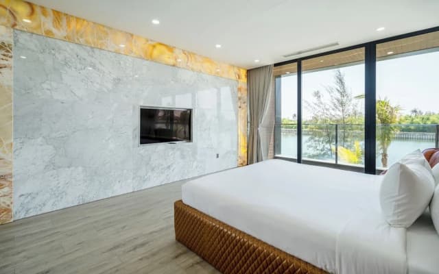 Deluxe Riverfront Pool Villas Danang - photo 4