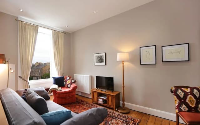 Classic City Apartment - photo 2