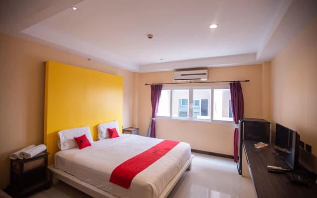 RedDoorz The Readers Cafe and Rooms - photo 4