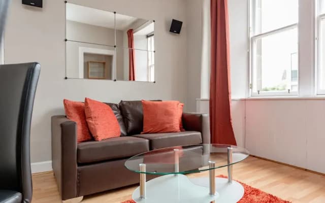 Silver Lining - St Leonard St Apartment - photo 3