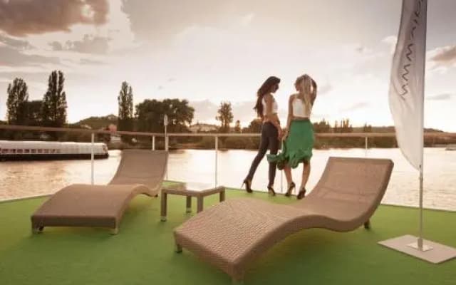 VIPliving Houseboat - photo 4