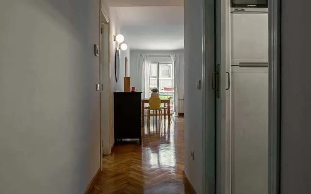 Cute 1 Bed Flat w Balcony, 2 min to Metro - photo 3