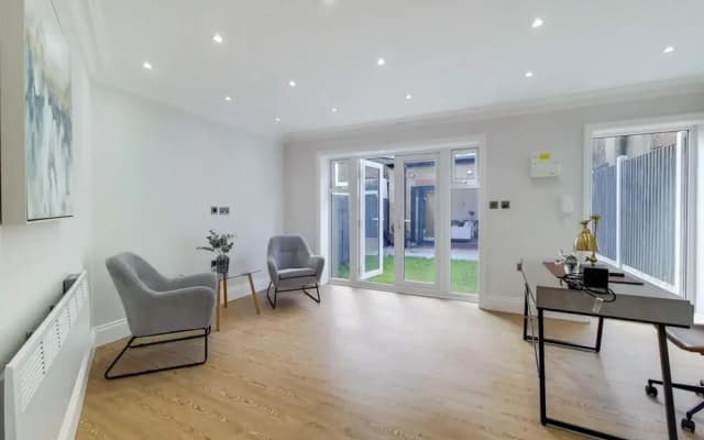 Brand New Luxury 2-bed Apartment in London - photo 5