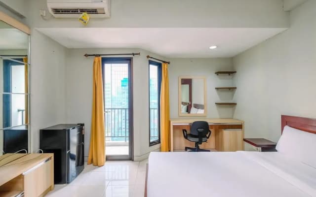 Spacious And Comfy Studio At Tamansari Sudirman Apartment - photo 4