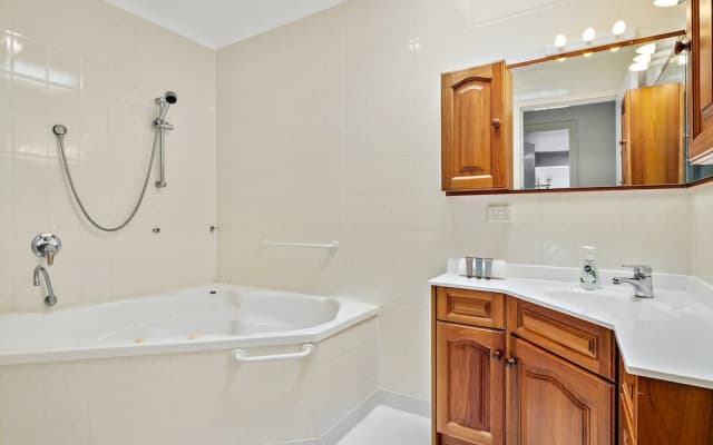 Spacious 4-bed House With Garden in Doncaster - photo 5