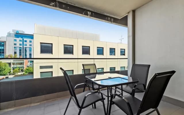 Stylish 2-bed Apartment Near MCG - photo 2