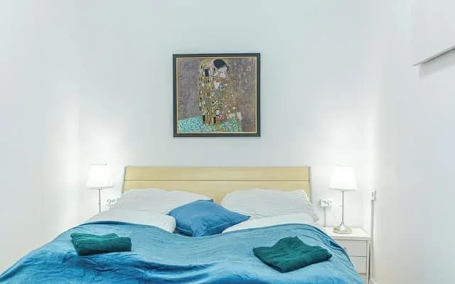 Elegant 2BR Apt Steps from Westbahnhof - photo 2