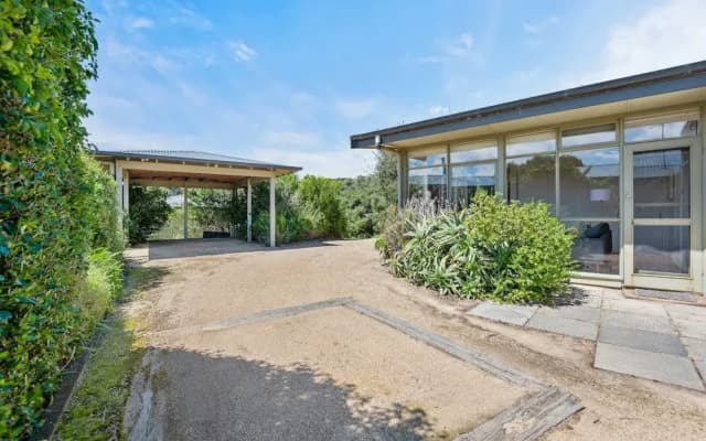 Spacious Coastal 4-bed Steps From the Sand - photo 5