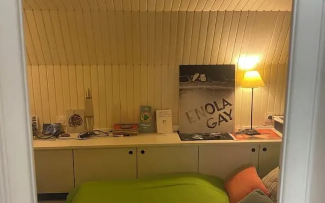 Bright bedroom in a family house - photo 4