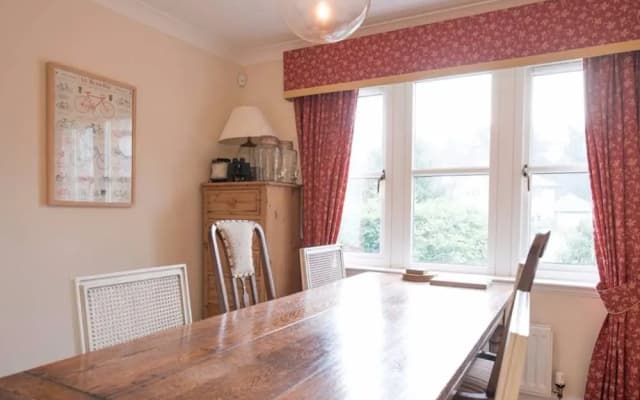 5 Bedroom House With Free Parking - photo 2