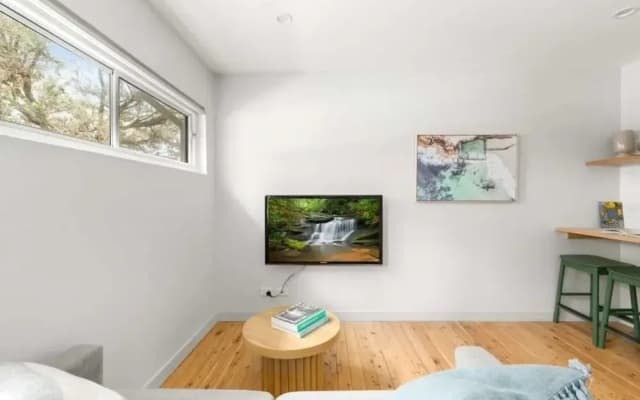 Modern 1-bed Pad Minutes Away From Beach - photo 4